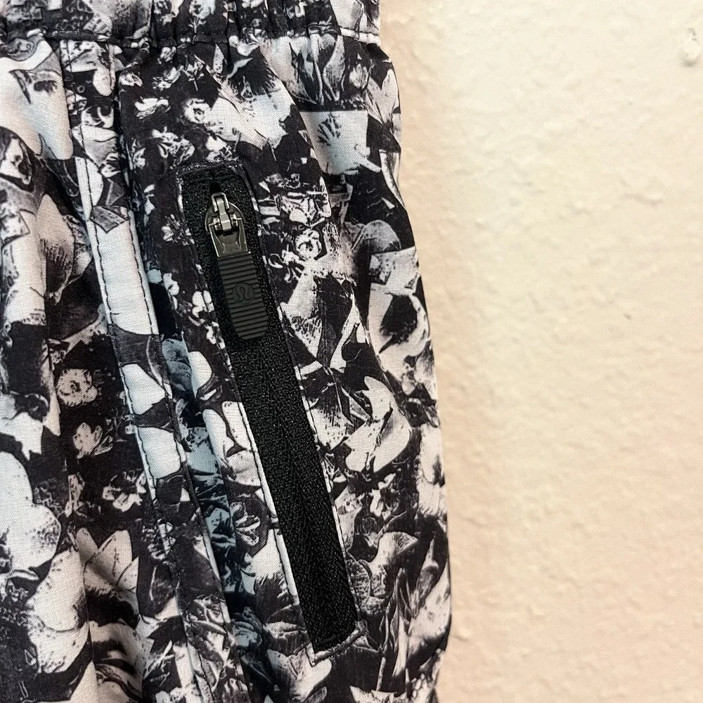 LULULEMON Womens TRACKER Shorts Size 8  Mash Up White Black 4in Inseam Lined
